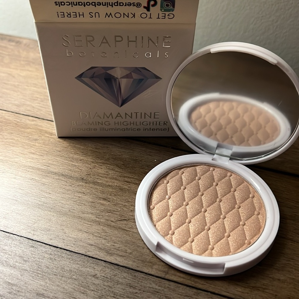 New in Box Seraphine Botanicals Diamantine Beaming Highlighter